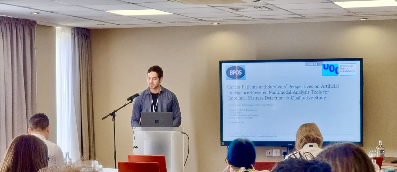 Carlos Urrutia presentando su estudio cualitativo sobre IA multimodal en la conferencia anual de BPOS